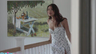 FamilyXXX - Mina Lux beleül a hatalmas farokba