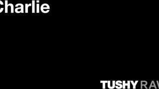 TUSHYRAW - Charlie a vadító szöszi milf