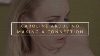 Caroline Ardulino fiatalabb sráccal dug
