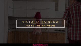 Victoria Rainbow a ellenállhatatlan karcsú milf