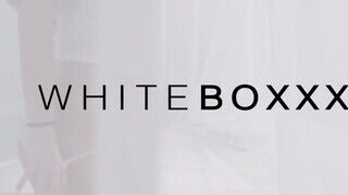 WhiteBoxxx - Monika Benz kinyalva és megkettyintve