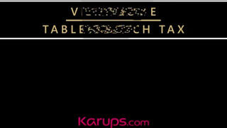 Karups - Vicky Love bekapja a hímtagot
