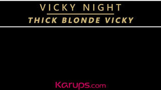 Vicky Night kényezteti a cunciját