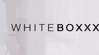 WHITEBOXXX - Isabella De Laa bekúrva a kanapén