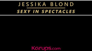 Jessika Blond a kívánatos szöszi milf