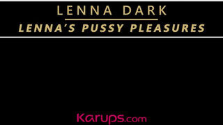 Lenna Dark egy nagyméretű dildóval maszturbál