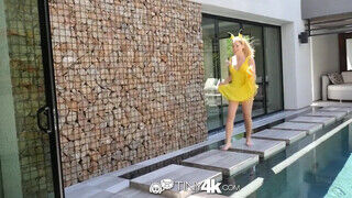 Tiny4k - Raylin Ann a pokémon cosplayes fiatalasszony