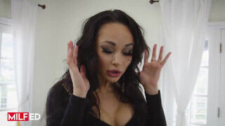 MILFED - Crystal Rush a bombázó ruszki milf