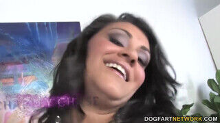 Charley Chase a kívánatos latina milf