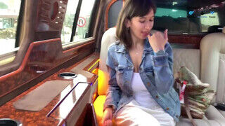 Tara Summers a limuzinban lecumizza