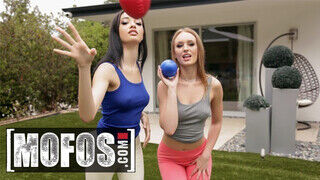 Mofos - Daisy Stone és Scarlett Bloom édeshármasban kettyintenek