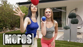 Mofos - Daisy Stone és Scarlett Bloom megosztják a pöcst