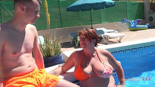 Aunt Judys XXX - JoJo megrakva a medence parton
