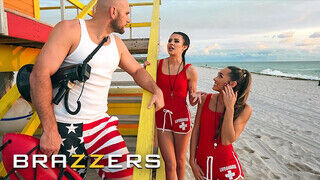 BRAZZERS - MacKenzie Mace és Kylie Rocket a vonzó vízimentő csajok