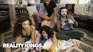 REALITY KINGS - Willow Ryder és Sarah Arabic a fullos gamer csajok