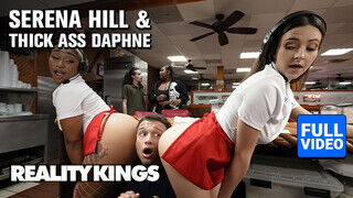 REALITY KINGS - Thick Ass Daphne és Serena Hill a ellenállhatatlan pincérnők