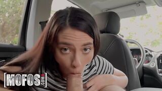 Szemtelen Uber-sofőr Gianna Ivy alig bír ellenállni jóképű utasának erotika