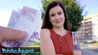 Bombázó kicsike Eliss meztelenül pózol amatőr fotózáson