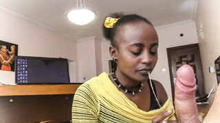 Nyakörves néger ribi nyáladzik a főnök cerkáján