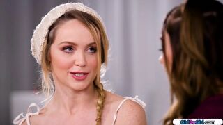 A vézna riporter bevallja, hogy megnyalni szeretné a mellbimbós szőkét