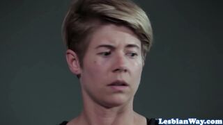 Forró lesbi csoportos szex vörös tinivel és milf-fel