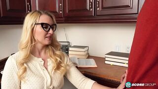 Vonzó 40-es Julia Robbie és a tinédzser csávó