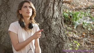 Alexa Grace tinédzser muffja forrón dörzsölődik leszbi szerelmében