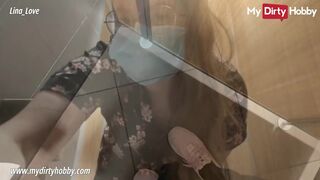 Lina Love mellbimbós gádzsi masturbál közkonyhában