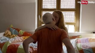 Szöszke fiatal nyögés míg az idősödő meghágja a punciját