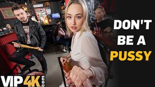 Bátor szöszke pornósztár kufircolja idegen pasast a bárban