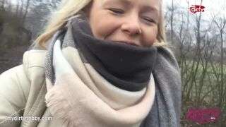 Forró tinédzser spiné kerékpáron dörzsöli szaftos puncáját