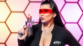 Romi Rain megbassza az idegen fajtát az emberiség védelméért!