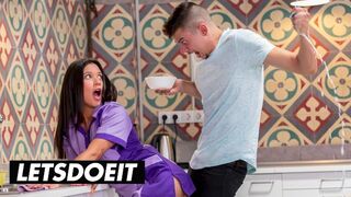 A vonzó szobalány Jade Presley kitakarít és cidázza a gigantikus faszkat a forró szálláson