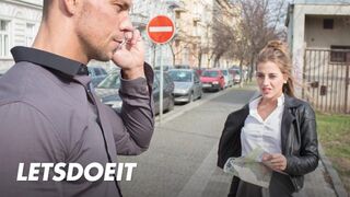 Lenyűgöző turista Silvia Dellai mélyen megkamatyolva egy helyi pasas által