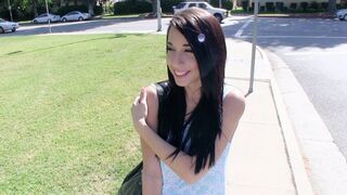 Fiatal ribi Mia Hurley megmutatja termetes ciciét és pénzért szétkúrja a férfit