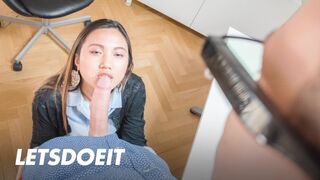 May Thai ázsiai szépsége külföldön forró döngölés után arcon élvez