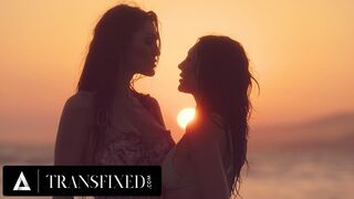 Alkonyat után kíméletlen baszás: Tori Easton durván megreszeli Charlotte Sins bikini babát