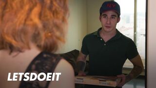 Megcsaló cuni Arian Joy először a barátját baszogatja, aztán a kézbesítő pasi megkeféli jól