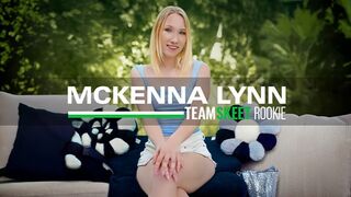Mckenna Lynn legelső pornója: szöszke maca vad faszas kalandja