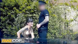 Rendőr megdöngeti a sötét hajú geek csajszit és rálövi a szemüvegére - fake cop
