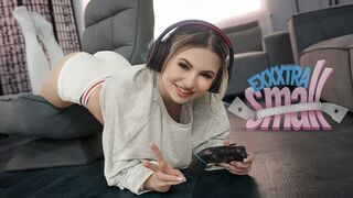 Pici tinédzser nőci Aria Banks elkapja magas mostohabátyját Chris Epicet, aki a szobájában veri a cerkája