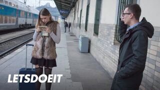 Selvaggia tinédzser szuka felfogta Charlie Dean gigantikus faszát egy gyors pov dugásra