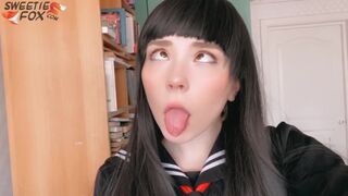 Japán iskoláslány mélyen lecidázza a pöcse és vadul lovagol rajta