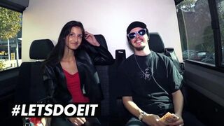 Vézna fekete Coco Kiss pénzért cumizza a kolosszális barna fazt az autóban