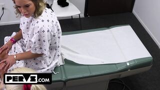 Mimi Monet orbitális popsis gyönyörű a hatalmas farkú orvosnál a rendelőben