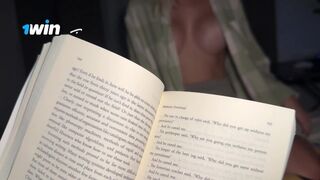 Nevelő hugom csábított el olvasás közben – ízletes közeli dörzsölés a termetes popsis tinitől