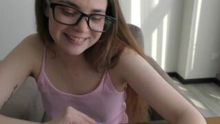 Csintalan fiatal könyvmoly tanul anatómiát egy igazi termetes faszon! 18 éves