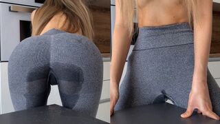Tinédzser leányzó vadul dörzsöli magát az asztalhoz, amíg a leggingse telis-tele spriccel