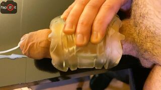 Forró faszdörzsölés fleshlightben vad nyögéssel és mocskos szavakkal óriási élvezésig