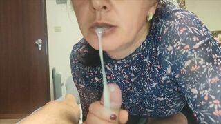 Ne mondd el senkinek! vonzó milf nevelő anya szopással segít a nevelő fiának és szájába élvez